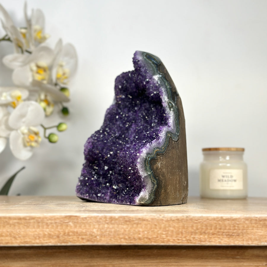 Amethyst-Kathedrale groß mit ausgeprägter Stalaktitenstruktur und plastischer Formation