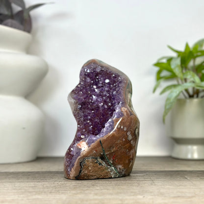 Amethyst-Geode in Sammlerqualität mit Kalzitformation und grüner Jaspis Schale