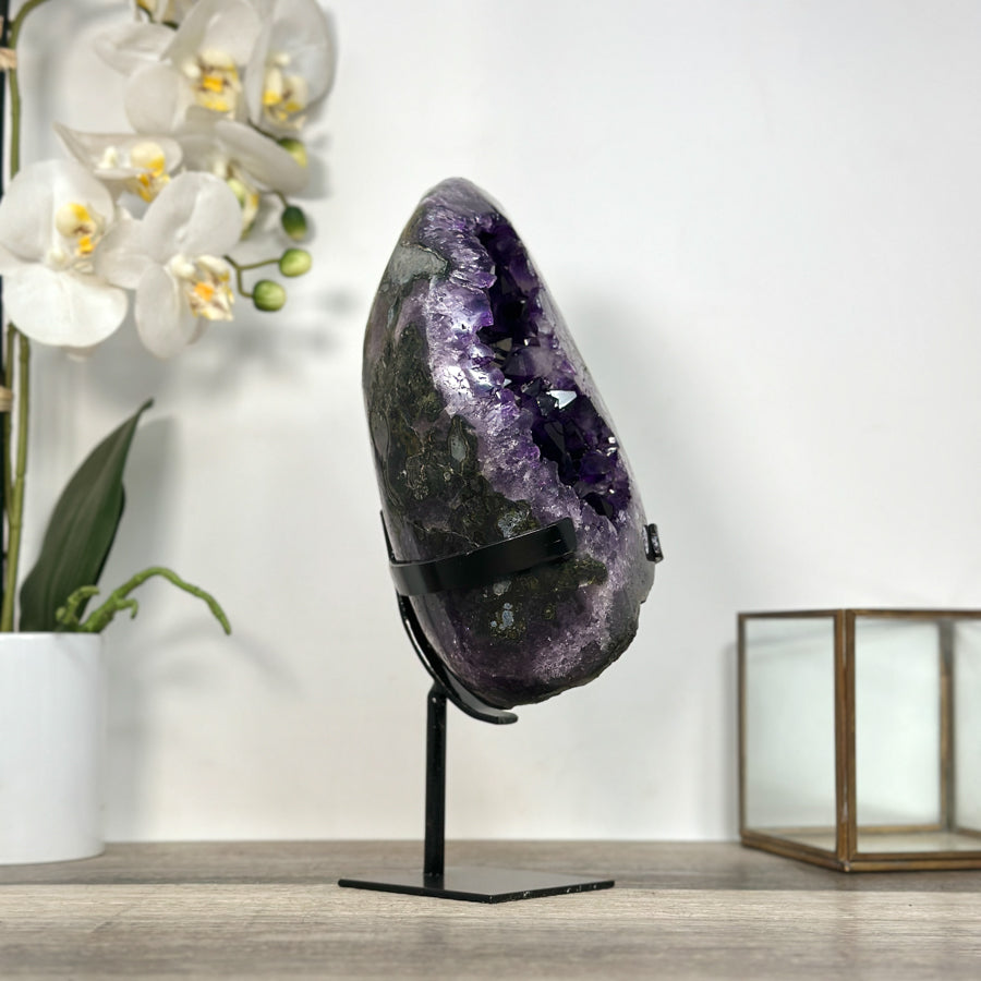 Amethyst-Geode mit dicht gewachsener, purpurfarbener Kristallstruktur
