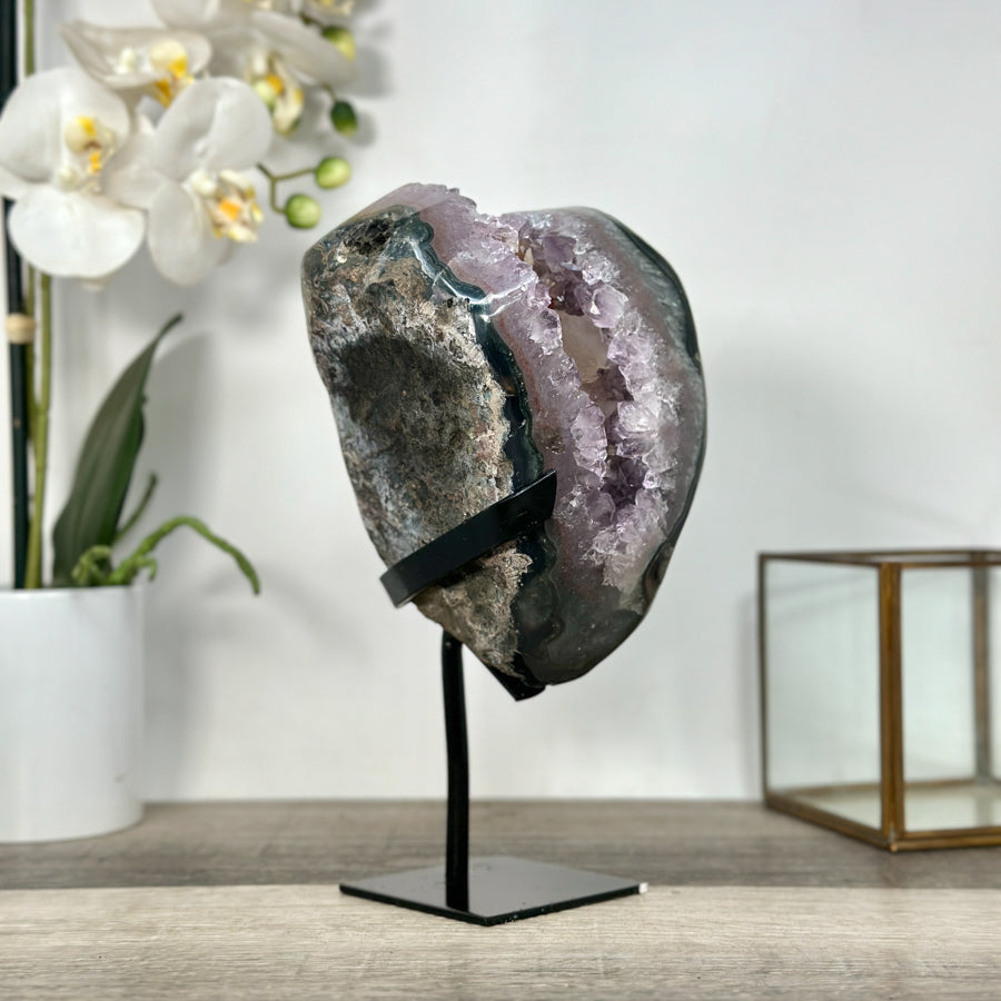 Amethyst-Geode mit eingebetteten Kalzit-Einschlüssen und vielschichtiger Kristallstruktur