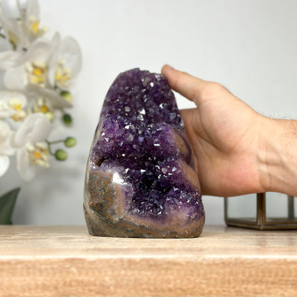 Amethyst-Cluster mit Jaspis-Matrix und warm orangefarbener Strukturwirkung