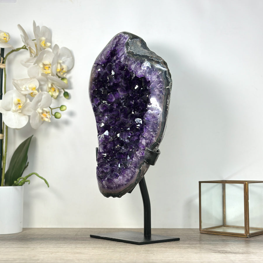 Amethyst-Kristall mit ausdrucksstarker Kristallarchitektur, in ausgewählter Spitzenqualität