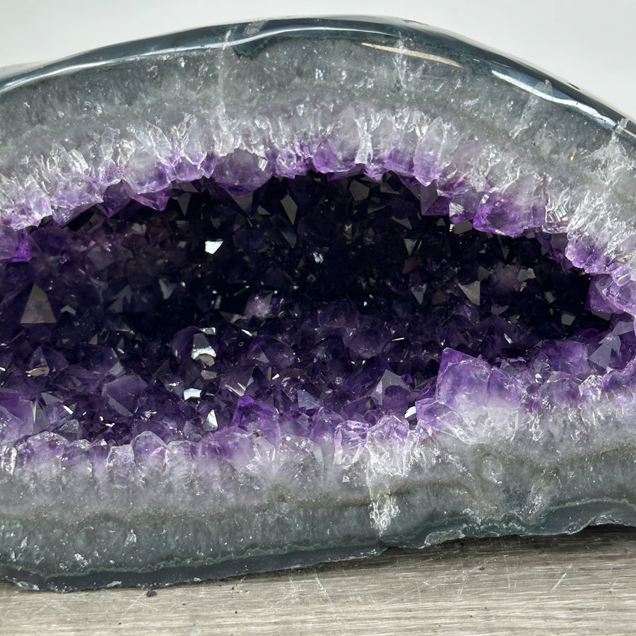 Amethyst-Achat-Geode mit klar definierter Kristallkammer und strukturierter Randzone