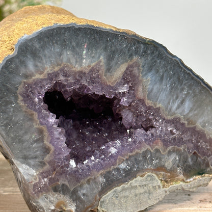 Amethyst-Geode mit lebendig schimmernder, violetter Kristallstruktur