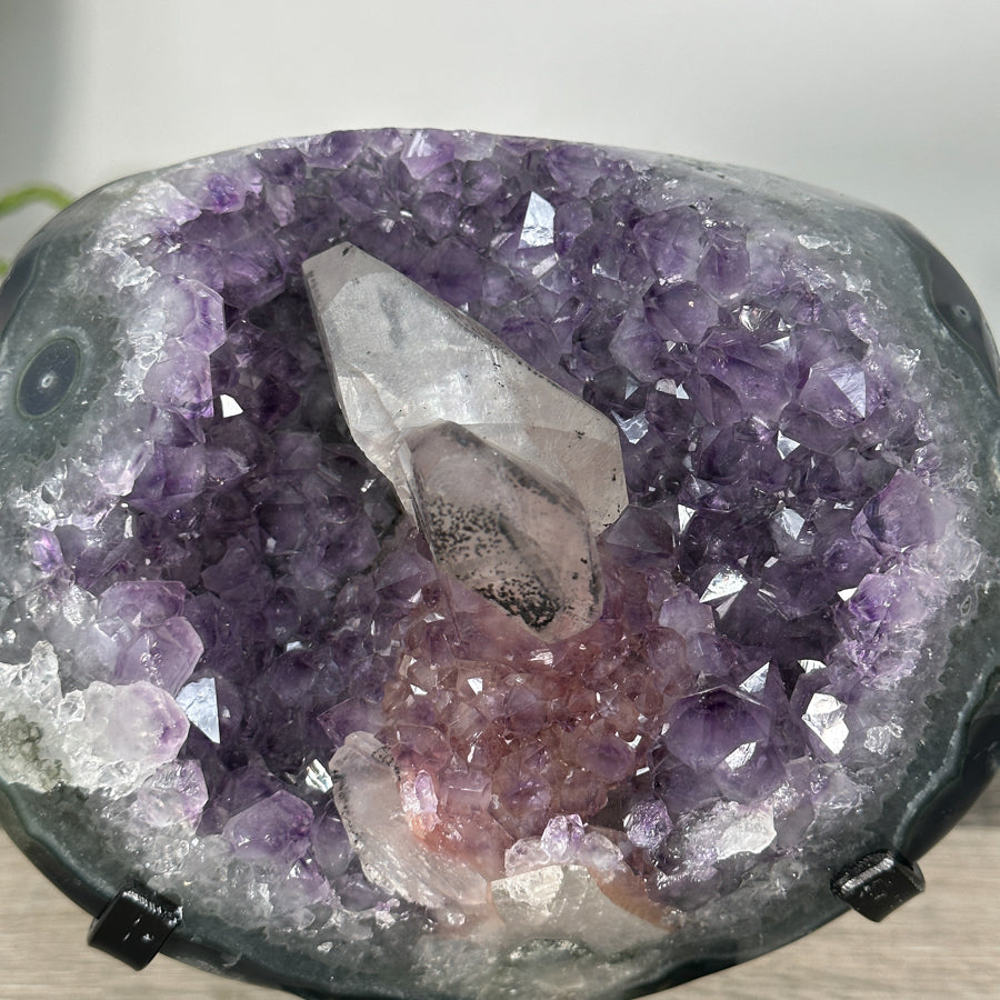 Amethyst-Geode mit Kalzitformation und kontrastreicher Kristallstruktur