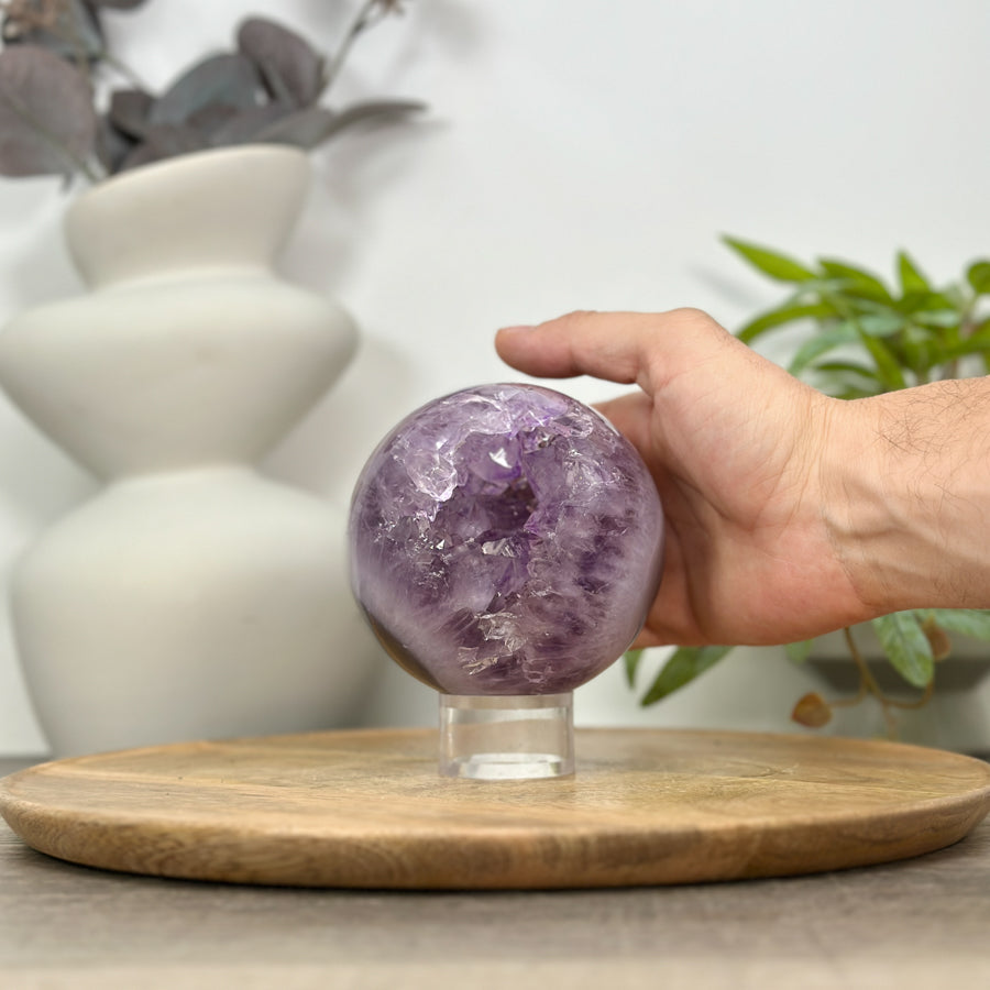 Amethyst-Steinkugel mit kraftvoller Kristallformation und ausgeprägter Struktur