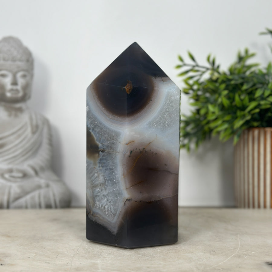 Achat-Obelisk mit natürlich geöffneter Kristallkammer