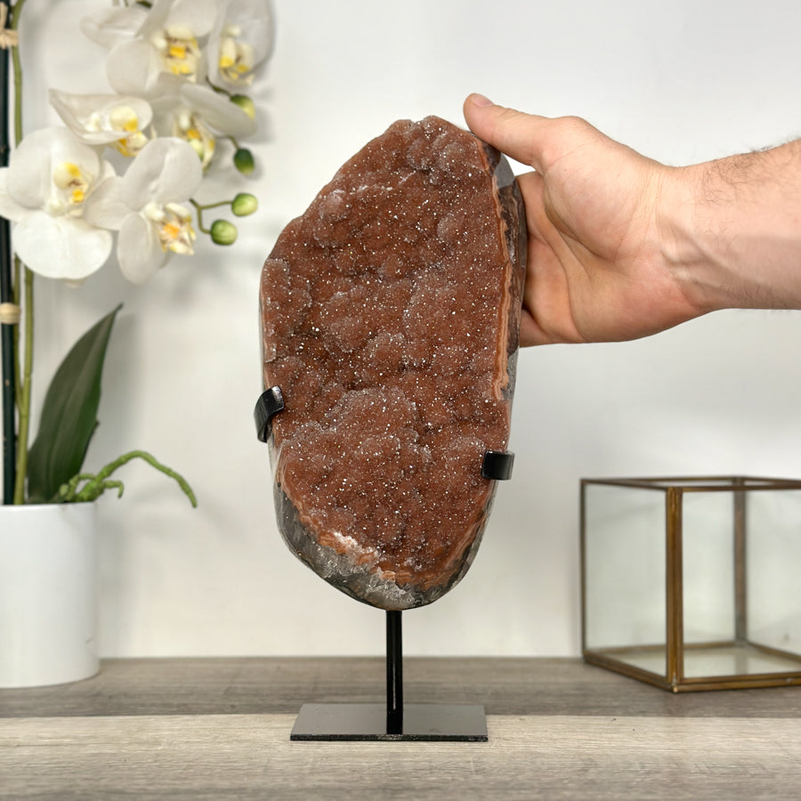 Druzy-Kristall mit fein kristallisierter, orangefarbener Oberfläche