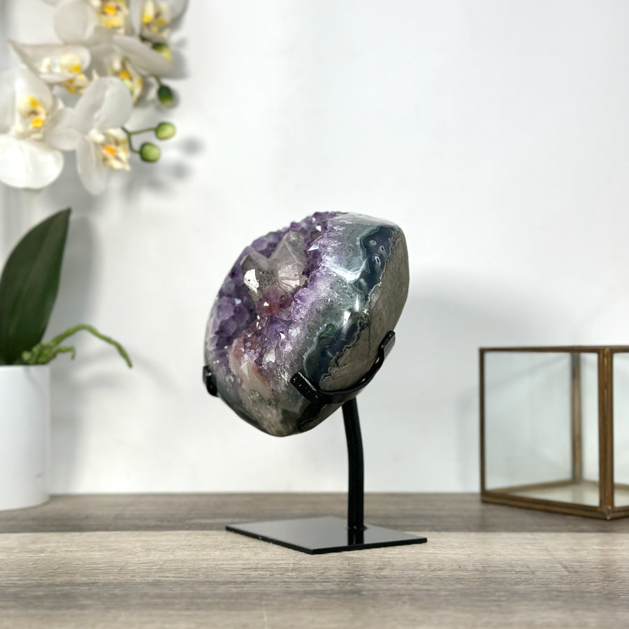 Amethyst-Geode mit Kalzitformation und kontrastreicher Kristallstruktur
