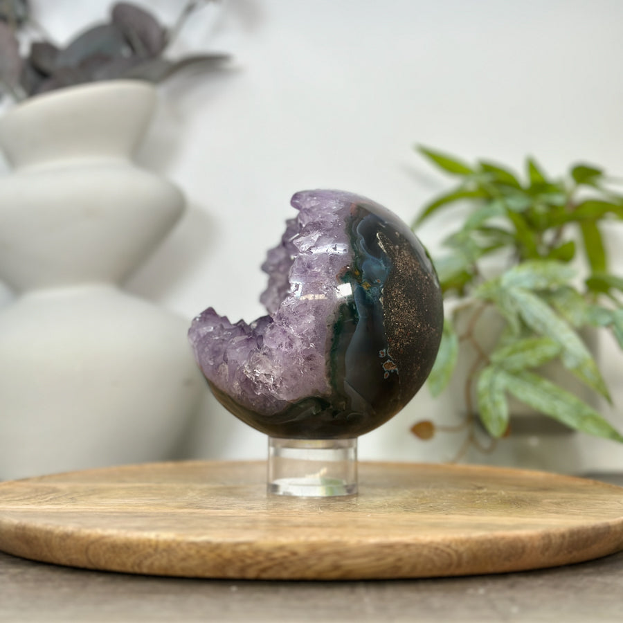 Amethyst-Achat-Steinkugel mit feinkristalliner Druzy-Struktur