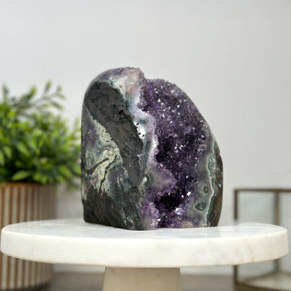 Amethyst-Geode mit gebänderter Jaspis-Struktur und natürlicher Textur