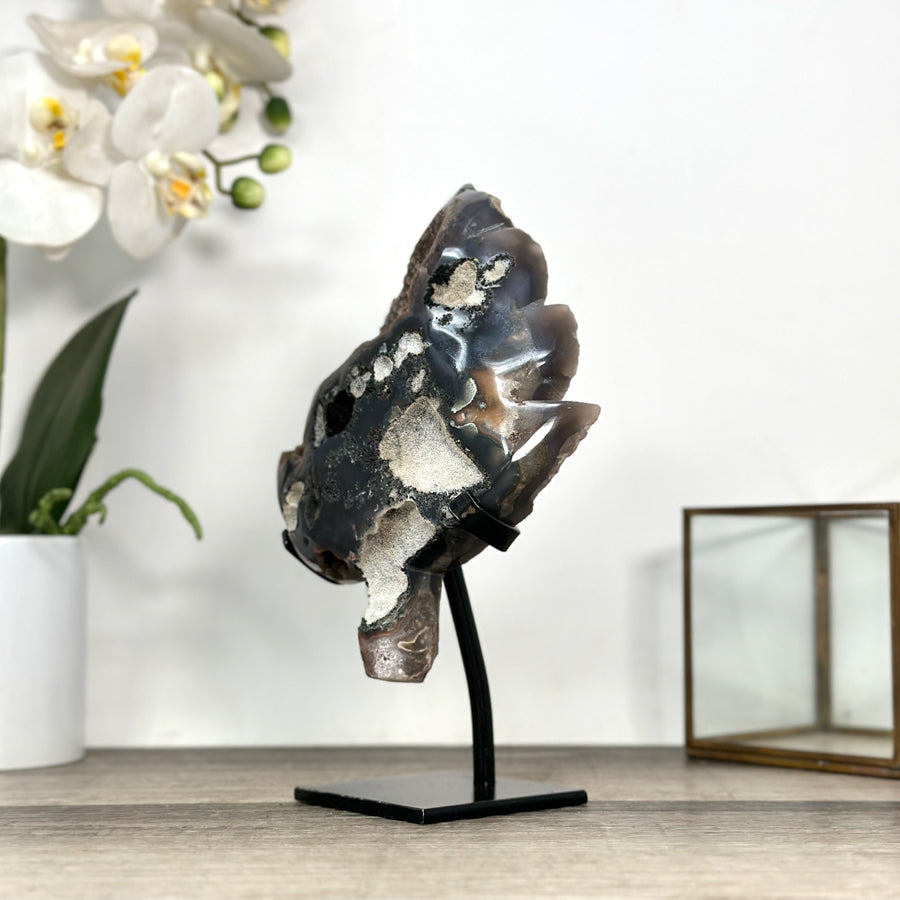 Achat-Geode mit braunen Nuancen und Druzy-Kristallen als Stein-Blatt