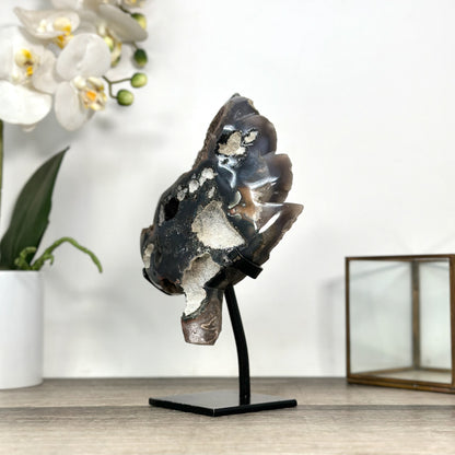 Achat-Geode mit braunen Nuancen und Druzy-Kristallen als Stein-Blatt