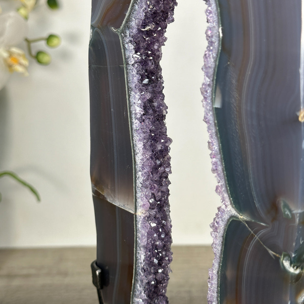 Achat-Portal mit funkelnden Amethyst Kristallen
