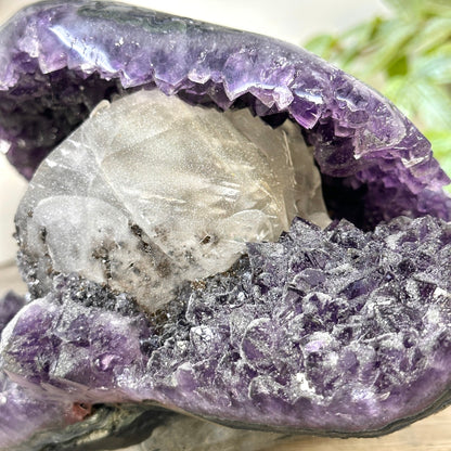 Amethyst-Geode mit zuckerquarzartiger Kristallbeschichtung und Kalzitformation