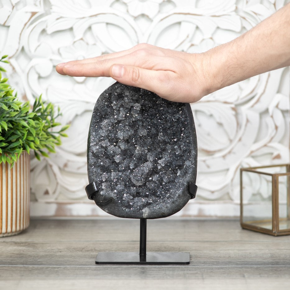 Graue Quarz-Geode mit dichter Stalaktitenstruktur, in hochwertiger Naturqualität
