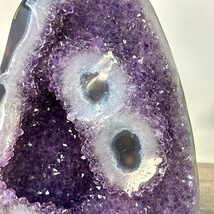 Amethyst-Kathedrale groß mit markanten Stalaktiten-Augen und Quarz-Struktur