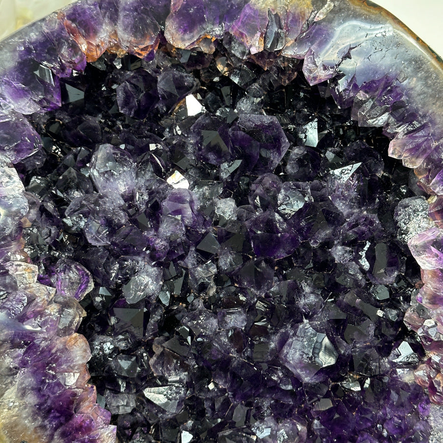 Amethyst-Kristallcluster XL mit massiv gewachsener Kristallstruktur