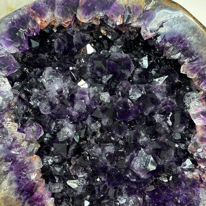Amethyst-Kristallcluster XL mit massiv gewachsener Kristallstruktur