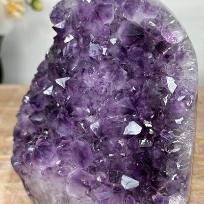 Amethyst-Kathedrale mit ausgeprägter Stalaktitenstruktur und tiefvioletter Kristallauskleidung