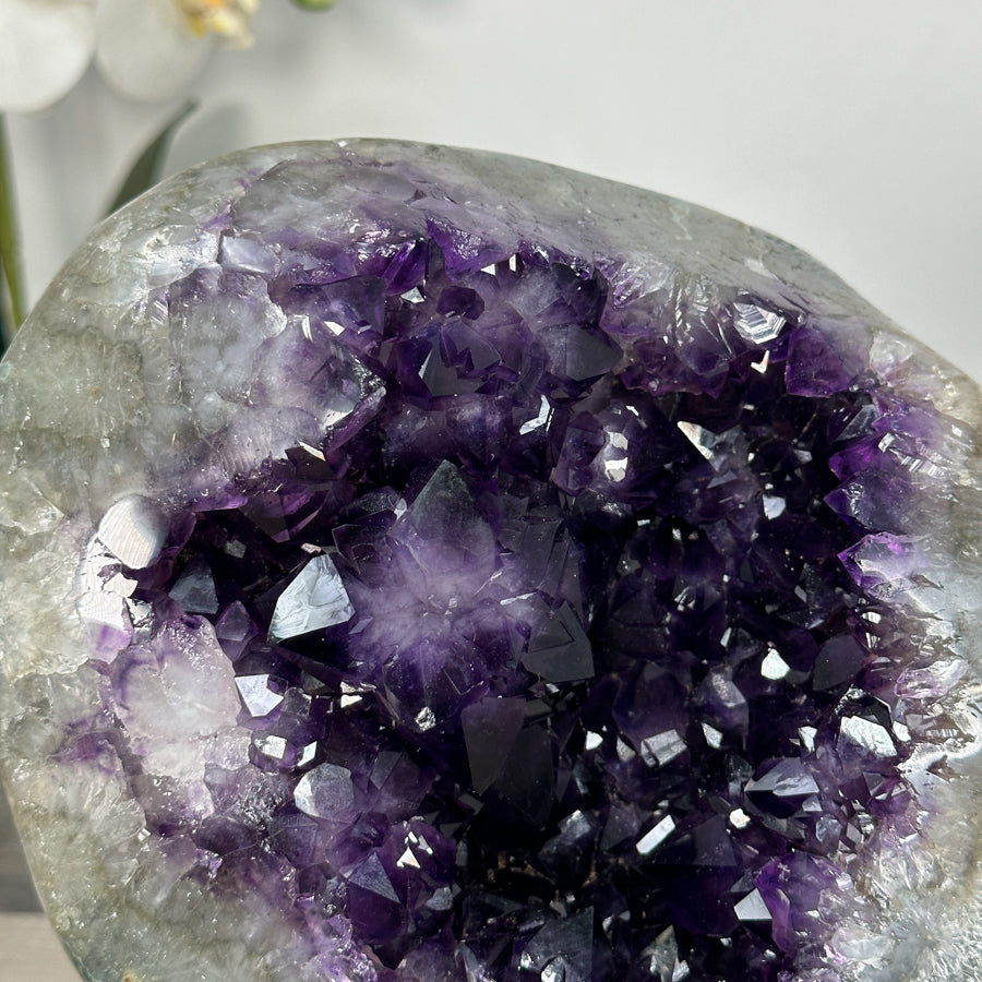 Amethyst-Geode mit weit geöffneter, leuchtender Kristallkammer