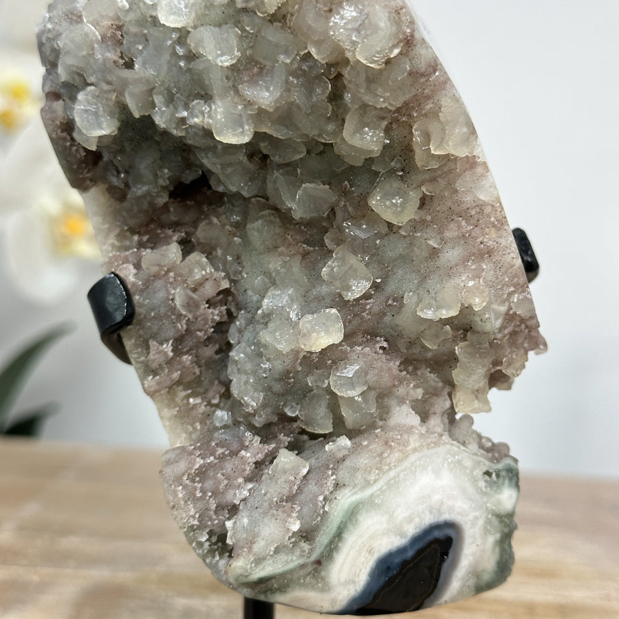 Jaspis-Quarz-Druzy-Stalaktit mit aufgewachsener Kalzit-Kristallbildung