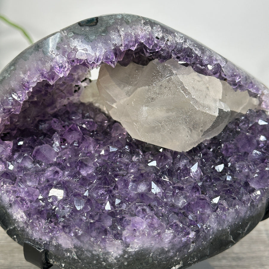Amethyst-Geode mit Kalzitstruktur und dichter Kristallbildung
