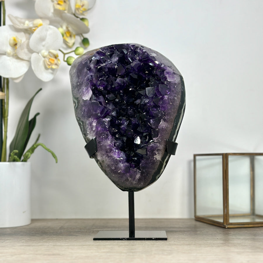 Amethyst-Stein mit breit gefächerter, tiefvioletter Kristallzone