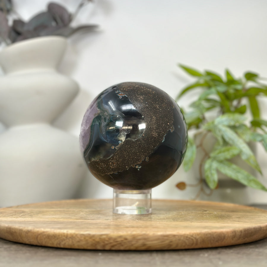 Amethyst-Achat-Steinkugel mit feinkristalliner Druzy-Struktur