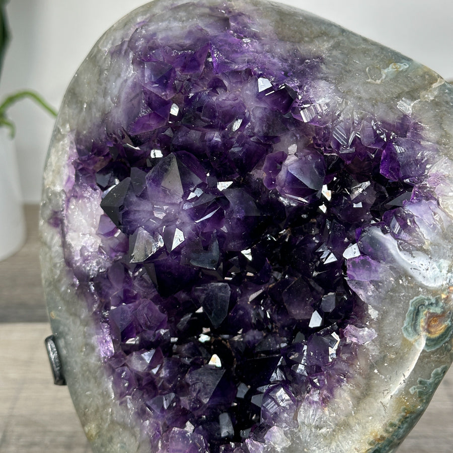 Amethyst-Geode mit weit geöffneter, leuchtender Kristallkammer