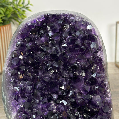 Amethyst-Druse mit wunderschön verwachsener Kristallstruktur, in ausgewählter Spitzenqualität