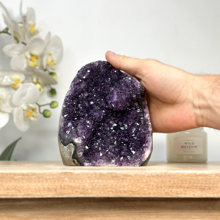 Amethyst-Druse mit stalaktitischer Kristallstruktur und tropfsteinartigen Kristallformationen