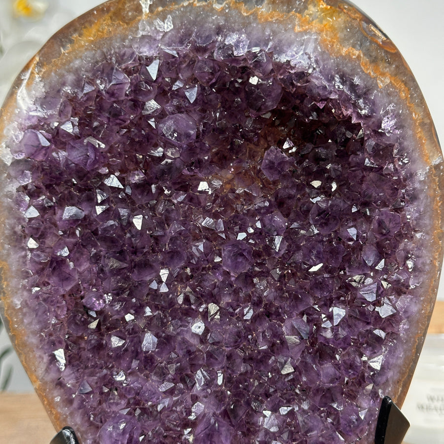Amethyst-Kristallcluster mit klar ausgerichteten Kristallspitzen