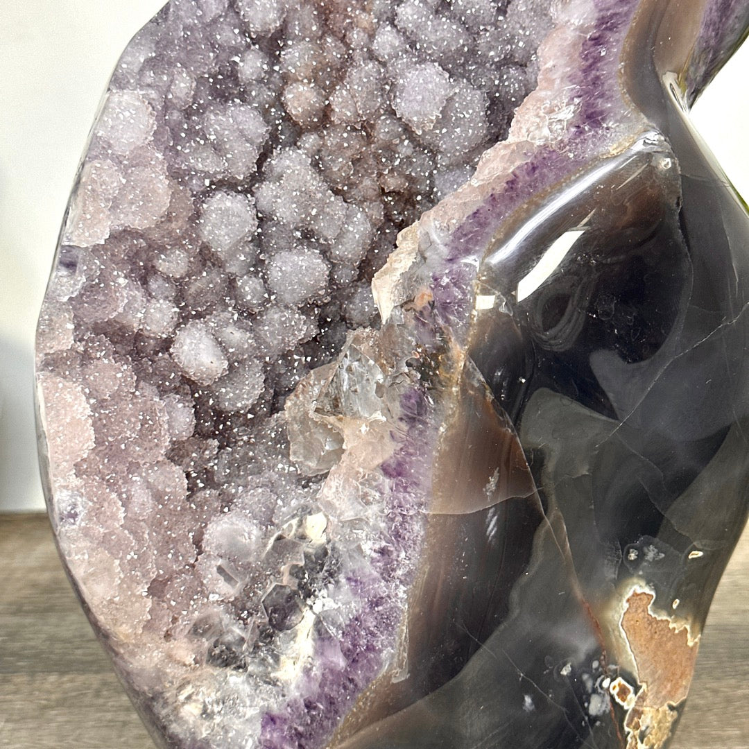 Zucker-Amethyst Cluster mit harmonischer, dekorativer Tiefenwirkung und Achat-Schale