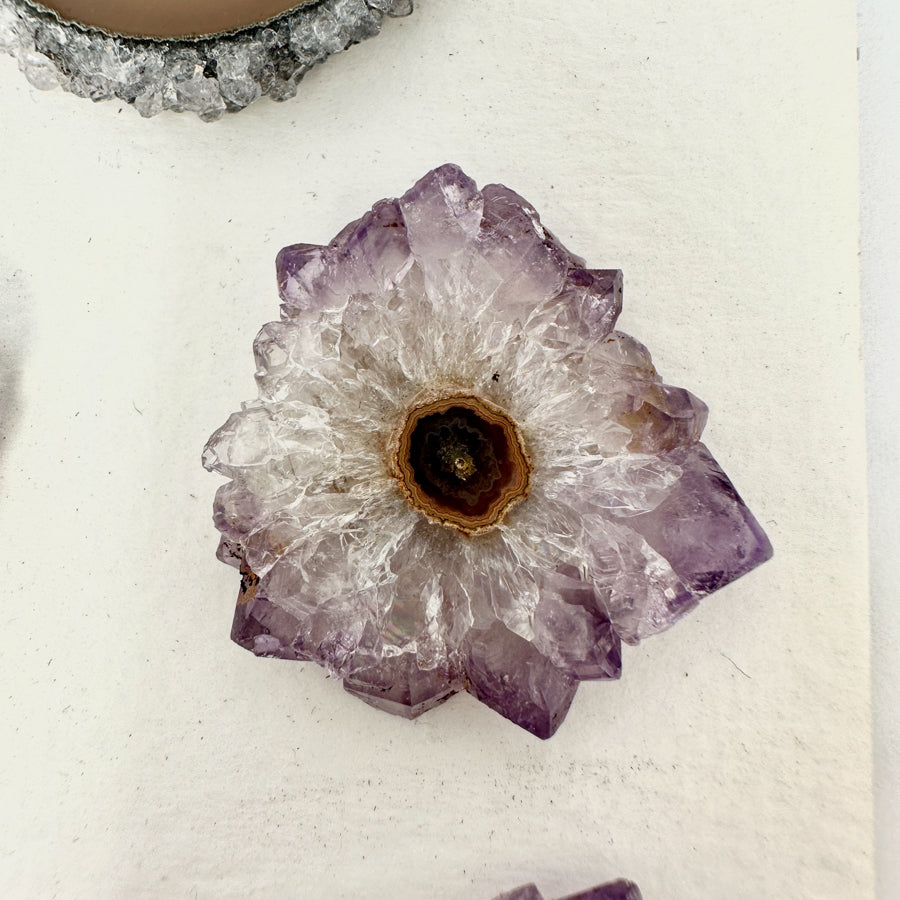 Amethyst-Stalaktiten-Scheiben mit natürlicher Kristallstruktur