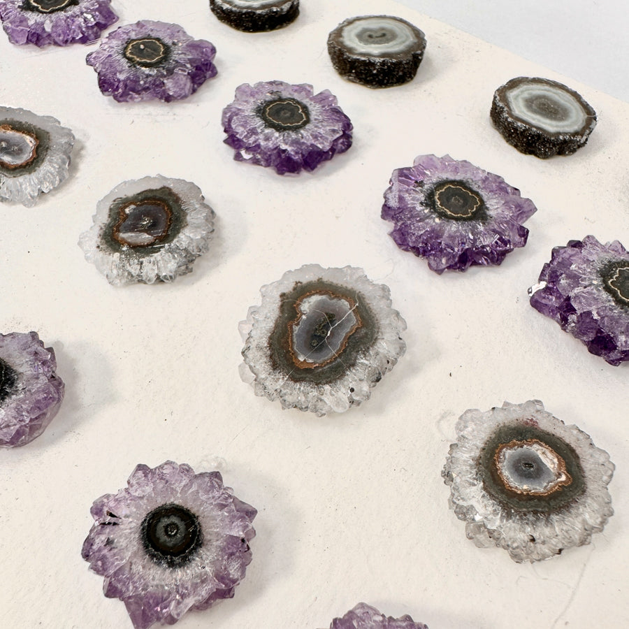 Amethyst-Stalaktiten-Scheiben mit radialer Kristallstruktur und violetter Farbzone