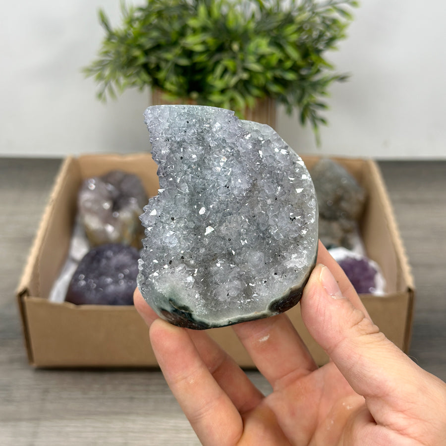 Mineralien-Ensemble mit markanter Formation und strukturierter Kristallbildung