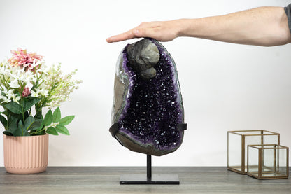 Amethyst-Geode groß mit markanter Kalzit-Einlagerung, in exklusiver Premiumqualität
