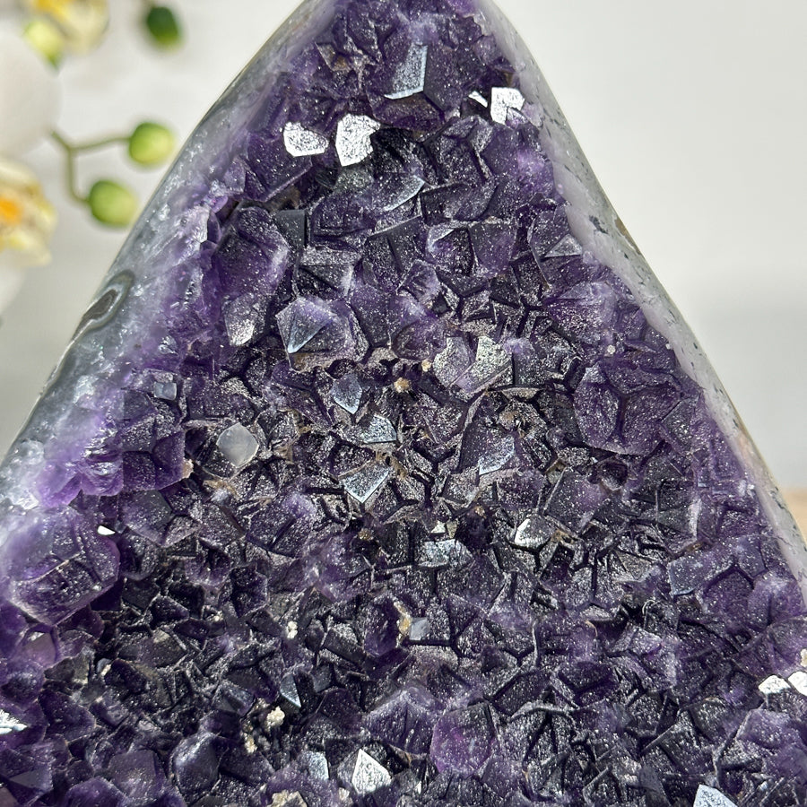 Amethyst-Kathedrale mit fein kristalliner Zuckerquarz-Struktur