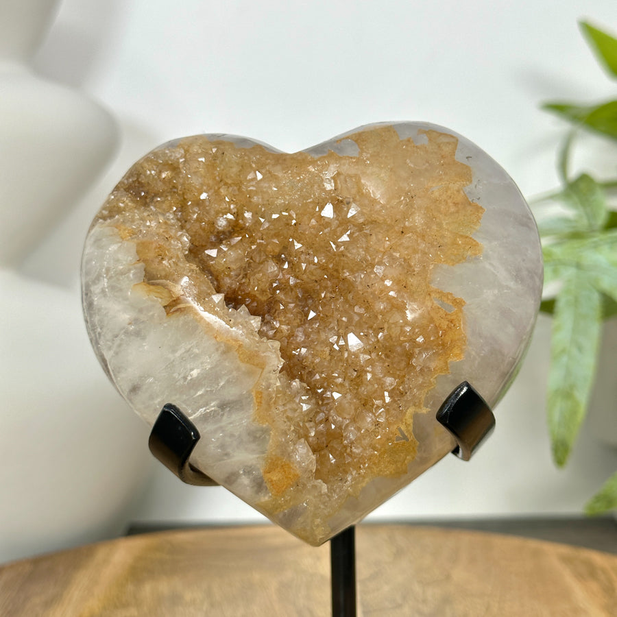Gelbe Quarz-Herzskulptur mit transparenter, lichtreflektierender Kristallstruktur