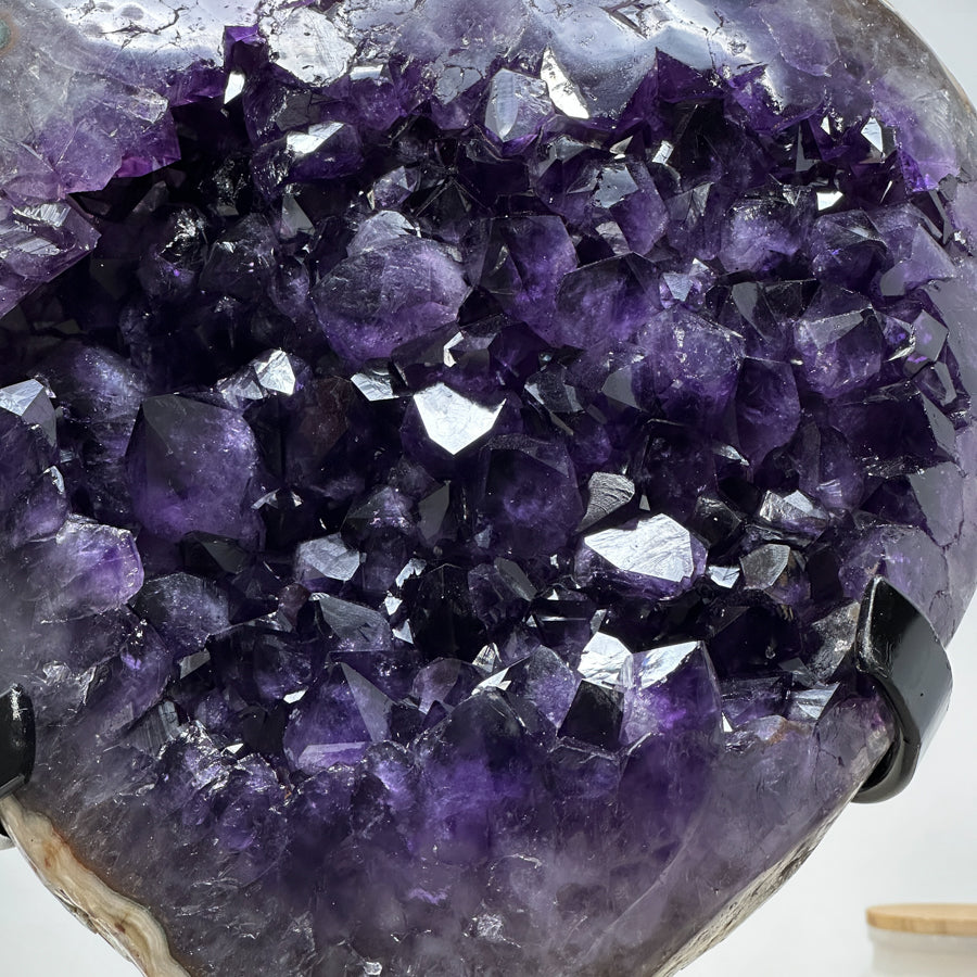 Amethyst-Kristallcluster groß mit tiefvioletter Kristallstruktur, in hochwertiger Naturqualität