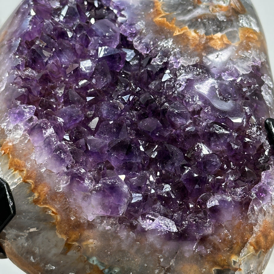 Amethyst-Quarz-Kristallcluster mit gelb gebänderter Matrix
