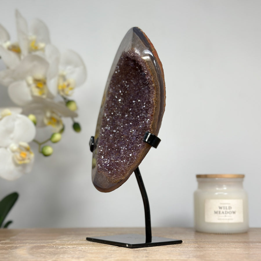 Druzy-Amethyst-Geode mit schimmernder Kristalloberfläche und Quarzschale
