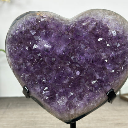 Amethyst-Achat-Herzskulptur mit gebänderter Achatstruktur und violetter Kristallzone