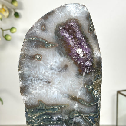 Quarz-Amethyst-Steinplatte mit vielschichtiger kristalliner Struktur