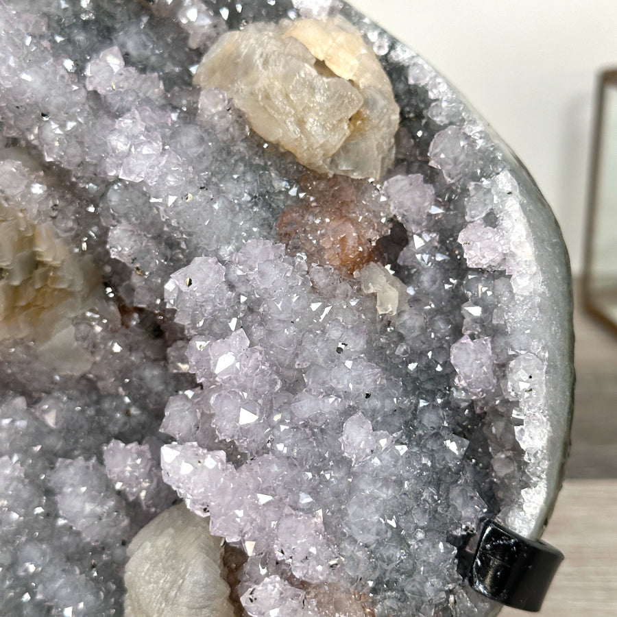 Amethyst-Kalzit-Kristallcluster mit vertikal gewachsener Tropfsteinbildung