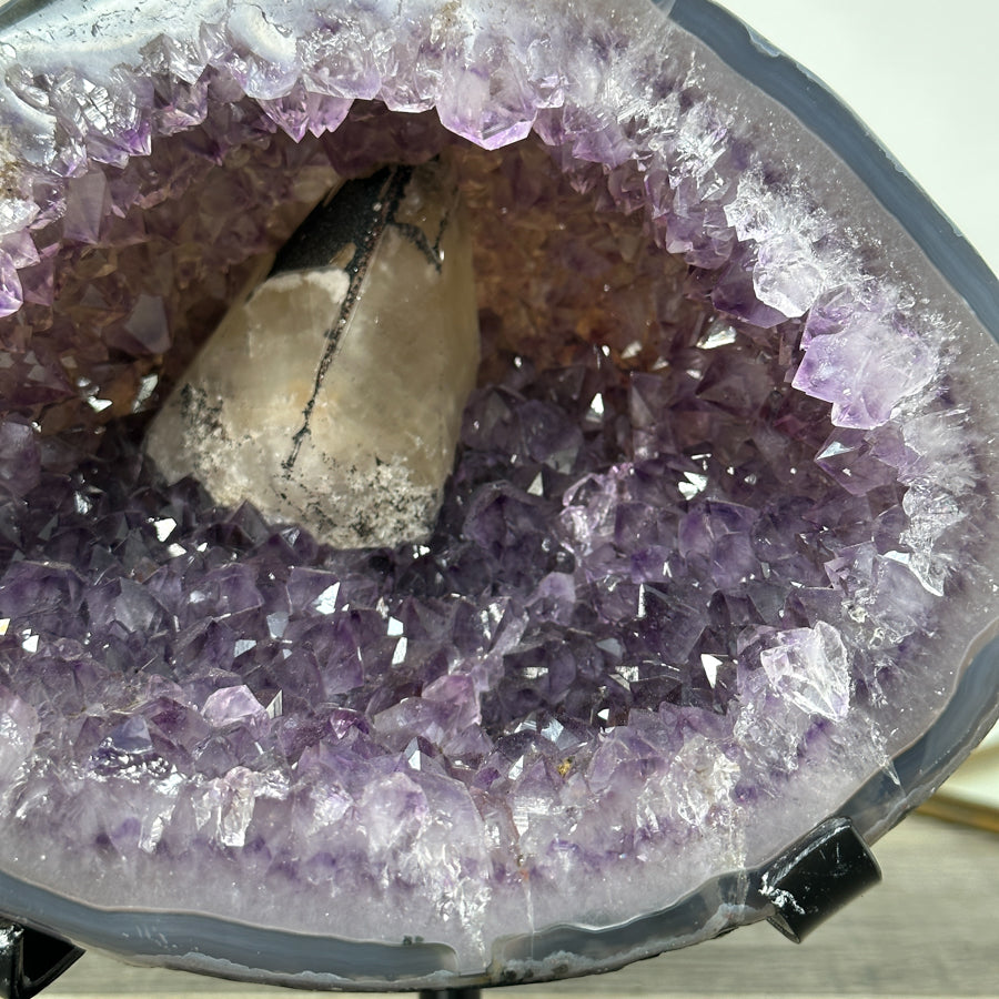 Amethyst-Geode mit Achat-Schale und kompakter Kristallstruktur