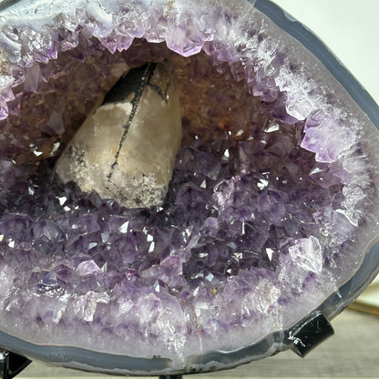 Amethyst-Geode mit Achat-Schale und kompakter Kristallstruktur