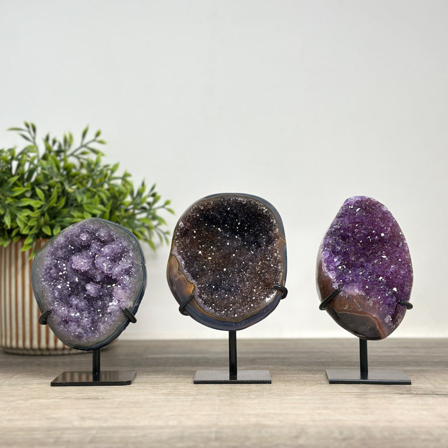 Kristallenskulpturen-Set 6-teilig, mit prismatisch gewachsenen Kristallflächen und kontrastreicher Mineralmatrix
