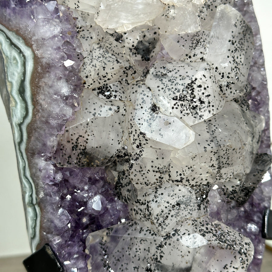 Amethyst-Kristall XL mit imposanter Kalzit-Auflage, in exklusiver Premiumqualität